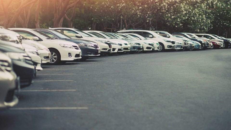 Fahrzeuge warten auf Abholung und Ankauf auf dem Autohof von Auto verkaufen Versmold